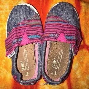 Tom's toddler Velcro shoes